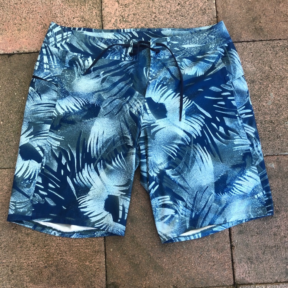 Lululemon Live In Practice Board Shorts Size 33